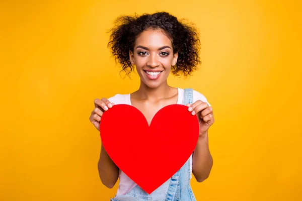 Retrato Una Alegre Chica Dentada Con Sonrisa Radiante Que Tiene —  Fotos de Stock