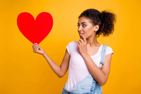 Retrato Niña Soñadora Reflexiva Que Tiene Gran Corazón Papel Cartón —  Fotos de Stock