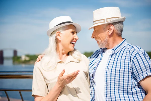 Retrato Alegre Pareja Ancianos Positivos Sombreros Paja Hablando Puente Disfrutando —  Fotos de Stock