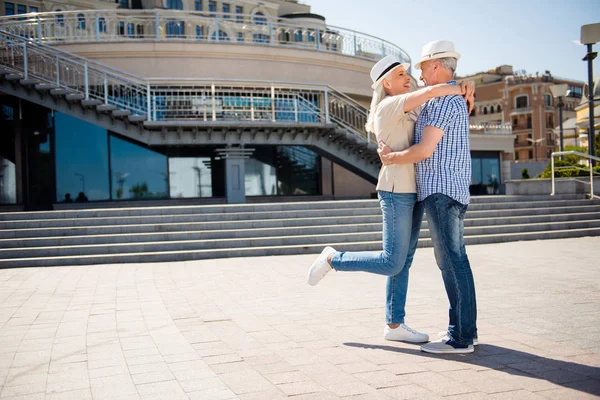 Großformatiges Porträt Der Fröhlichen Lieblichen Oma Und Opa Jeans Die — Stockfoto