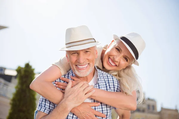 Amor Retrato Alegre Pareja Positiva Con Sonrisas Radiantes Sombreros Paja —  Fotos de Stock