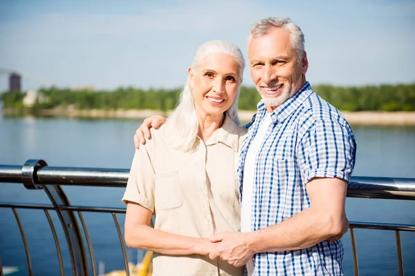 Retrato Hermosa Pareja Encantadora Apuesto Abuelo Encantadora Abuela Tomados Mano —  Fotos de Stock