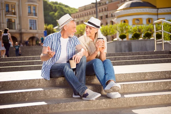 Retrato Belo Casal Positivo Roupa Ganga Segurando Canecas Com Bebida — Fotografia de Stock