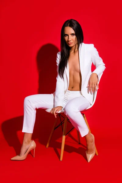 Posando Retrato Instantáneo Tentadora Mujer Cachonda Sentada Taburete Con Chaqueta — Foto de Stock