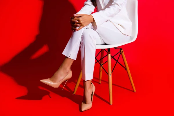 우아한 클래식 Stilettos 선명한 빨간색 배경에 고립에서 여자의 다리의 자른된 — 스톡 사진