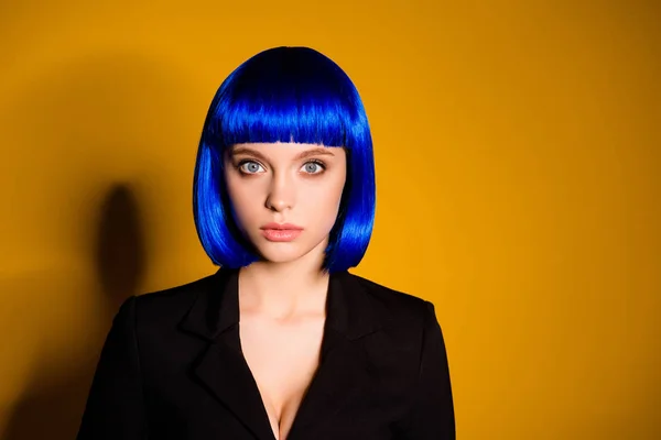 Potret Wanita Cantik Yang Ketat Dalam Jaket Hitam Wig Biru — Stok Foto