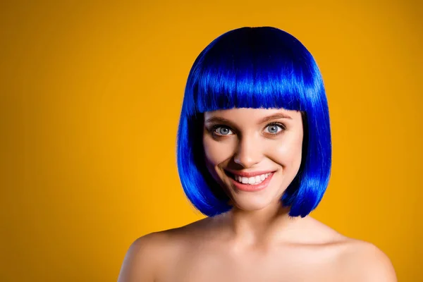 Retrato Mulher Feliz Positivo Peruca Azul Isolado Fundo Amarelo Penteado — Fotografia de Stock