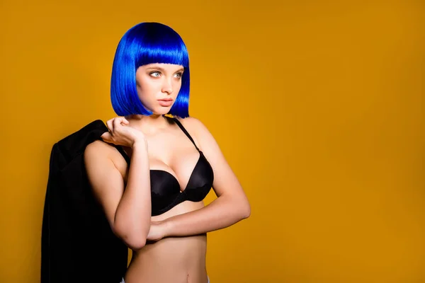 Portret Połowa Zwrócił Poważnym Gorące Kobiety Jasny Niebieski Wig Posiadające — Zdjęcie stockowe