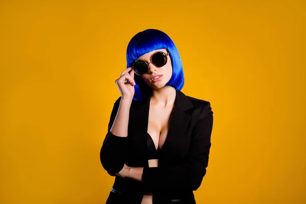 Potret Gadis Kaya Mewah Dengan Kacamata Wig Biru Terang Payudara — Stok Foto