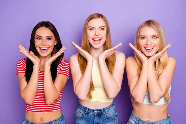 Retrato Feliz Trío Sorprendido Sosteniendo Las Palmas Cerca Cara Disfrutando —  Fotos de Stock