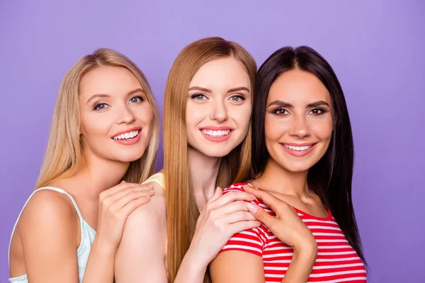 Retrato Tiro Cabeça Meninas Encantadoras Bonitos Roupas Casuais Olhando Para — Fotografia de Stock