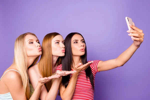 Retrato Adorável Trio Romântico Usando Telefone Inteligente Enviando Beijo Com — Fotografia de Stock