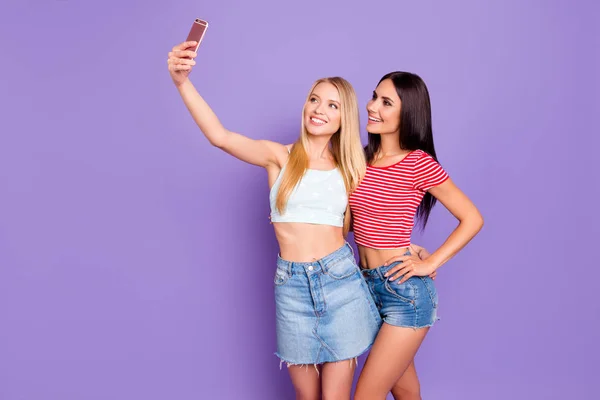 Retrato Chicas Encantadoras Con Trajes Casuales Disparando Selfie Cámara Frontal — Foto de Stock