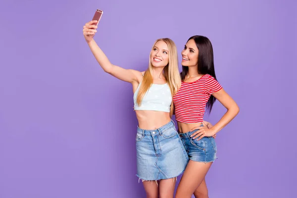 Porträtt Ganska Charmiga Flickor Casual Outfits Skytte Selfie Främre Kameran — Stockfoto