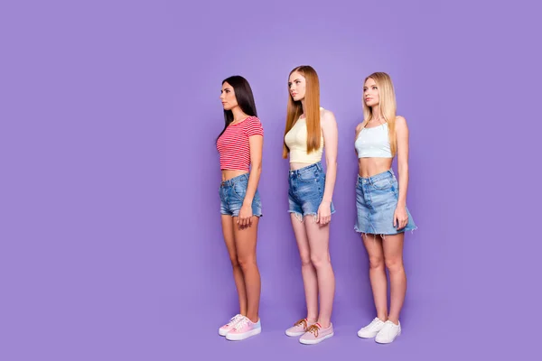 明るい紫色の背景に分離されたカジュアルな衣装で魅力的な豪華な女の子の完全なボディ垂直肖像画 重量損失の食事療法減量健康食品コンセプト — ストック写真