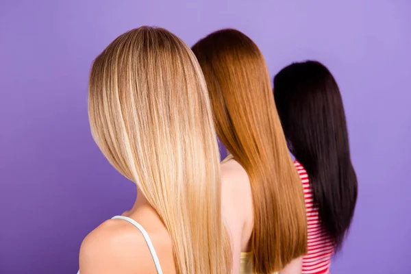 Arka Görünümü Farklı Saç Rengi Saç Güzellik Salonda Canlı Menekşe — Stok fotoğraf