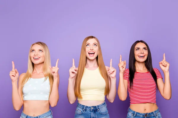 Portrait Mit Kopierraum Für Das Produkt Fröhlicher Schicker Mädchen Die — Stockfoto