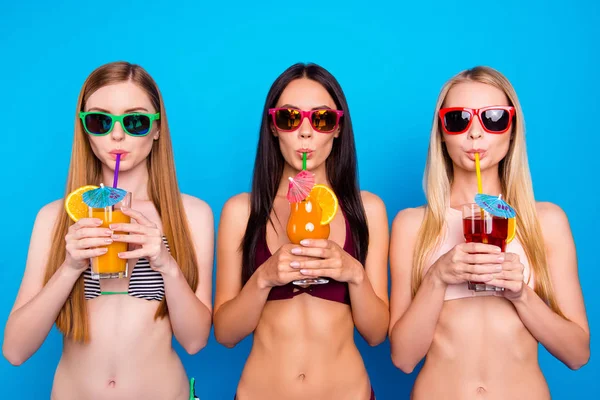 Porträt Eines Coolen Trios Das Bunte Cocktails Aus Tubuli Trinkt — Stockfoto