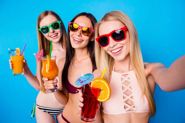 Selfie Çevrimiçi Toplantı Renkli Kokteyller Parlak Mavi Arka Plan Üzerinde — Stok fotoğraf