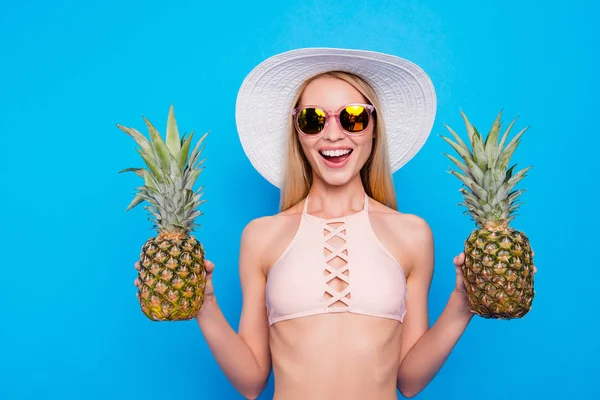 Ritratto Ragazza Funky Positiva Occhiali Con Due Ananas Mano Guardando — Foto Stock