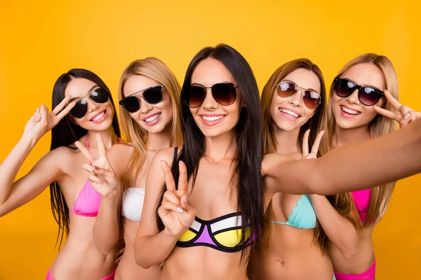 Tijd Van Selfie Dames Vijf Vriendinnen Koele Duik Pakken Zonnebrillen — Stockfoto