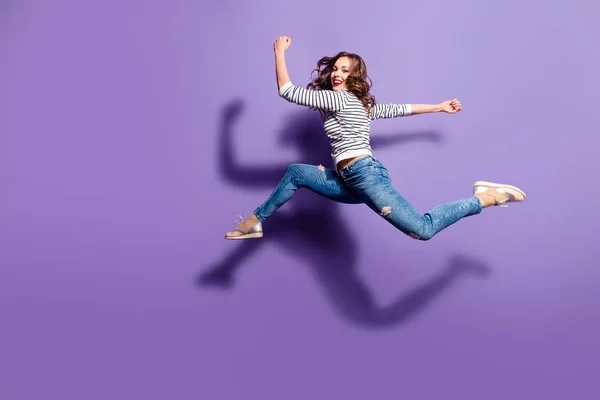 Portret Van Fit Sportieve Meisje Springen Lucht Kijken Camera Met — Stockfoto