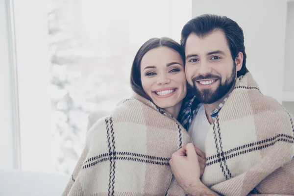 Retrato Casal Encantador Romântico Coberto Com Cobertor Olhando Para Câmera — Fotografia de Stock