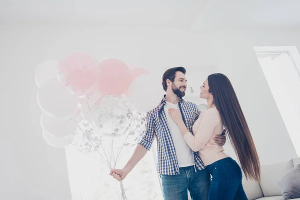 Visão Inferior Retrato Casal Bonito Doce Roupas Casuais Homem Preparando — Fotografia de Stock