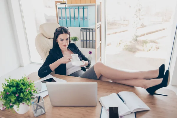 Retrato Mulher Moda Bem Sucedida Colocando Pernas Mesa Vestindo Stilettos — Fotografia de Stock