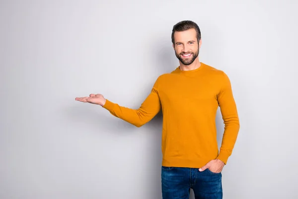 Mira Aquí Atención Retrato Guapo Alegre Emocionado Vendedor Seguro Satisfecho — Foto de Stock