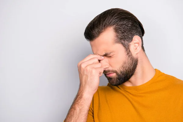 Primer Plano Retrato Enfermo Estresado Triste Tipo Barbudo Con Corte —  Fotos de Stock