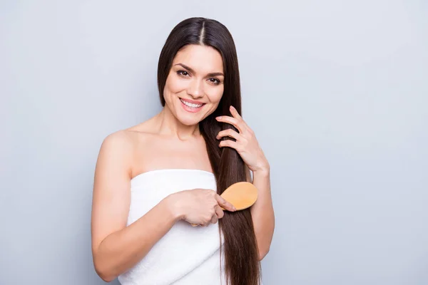 Portret Van Mooie Brunette Vrouw Met Lange Sterke Haren Kammen — Stockfoto