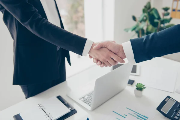 Bijgesneden Portret Van Twee Elegante Klassieke Partners Pakken Handdruk Boven — Stockfoto