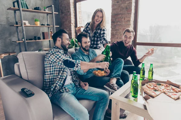 Cuatro Chicos Atractivos Elegantes Exitosos Con Peinado Moderno Que Tienen — Foto de Stock