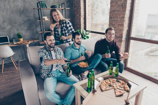 Cuatro Chicos Atractivos Elegantes Con Peinado Moderno Jeans Viendo Televisión — Foto de Stock