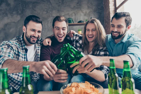 Cuatro Chicos Atractivos Elegantes Seguros Exitosos Barbudos Con Peinado Moderno — Foto de Stock