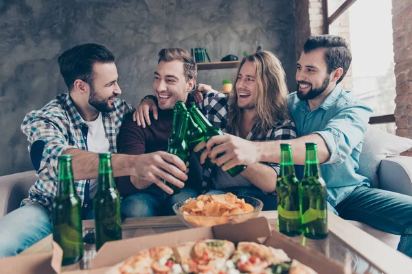 Stylowy Brodaty Udane Facet Powiedział Śmieszne Toast Jego Stylowych Przyjaciół — Zdjęcie stockowe