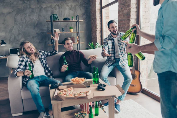 Vista Recortada Del Visitante Trayendo Botellas Con Cerveza Sus Amigos — Foto de Stock