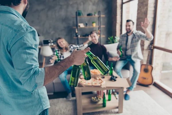 Vista Trasera Recortada Del Visitante Trayendo Botellas Con Cerveza Sus — Foto de Stock