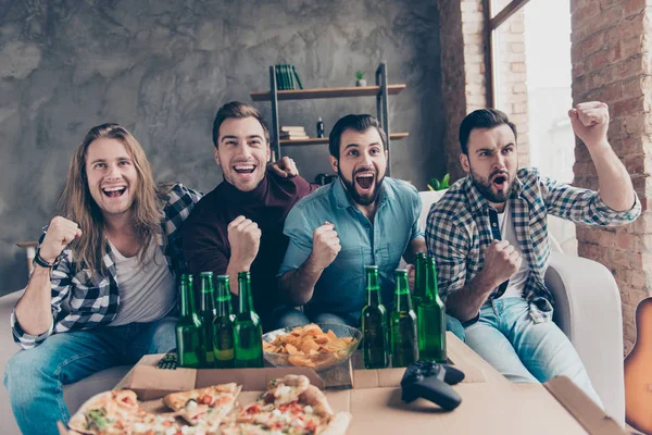 Vier Stylische Erfolgreiche Attraktive Typen Mit Moderner Frisur Erhobene Fäuste — Stockfoto