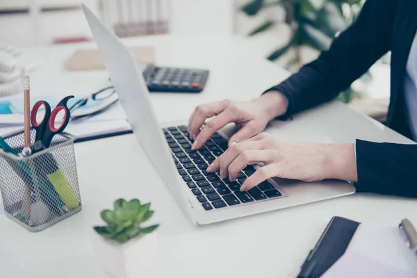 Beskurna Porträtt Kvinnans Händer Textning Tangentbord Laptop Sitter Moderna Kontor — Stockfoto