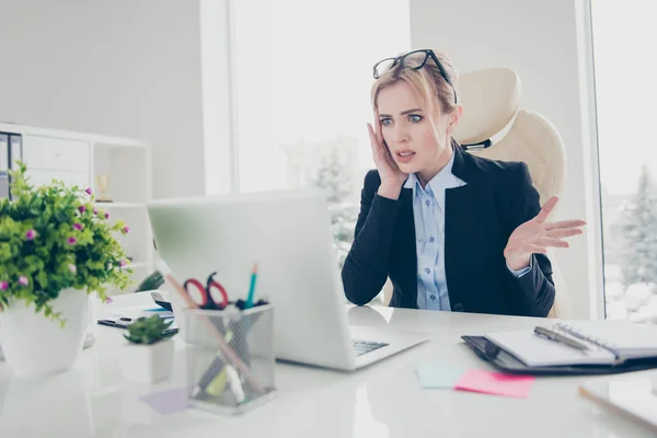 Portrait Stressed Worried Woman Looking Laptop Disbelief Expression Gesturing Hand — Stock Photo, Image