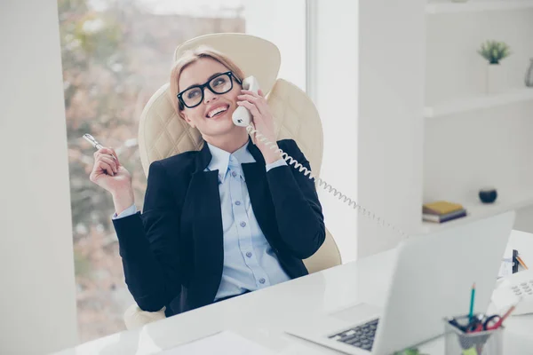 Retrato Mujer Corporativa Ejecutiva Gafas Hablando Por Teléfono Usando Auricular — Foto de Stock