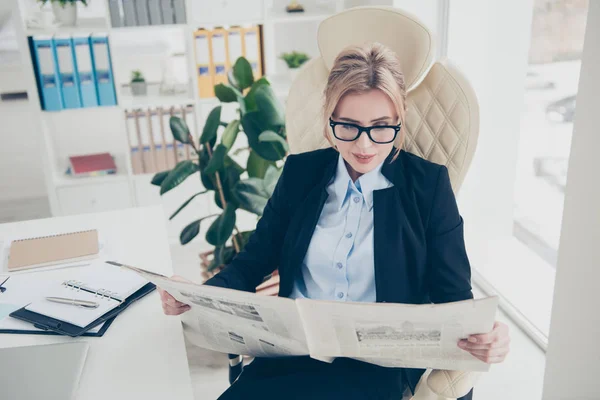 Retrato Mujer Atractiva Inteligente Anteojos Leyendo Periódico Sobre Política Sentarse — Foto de Stock