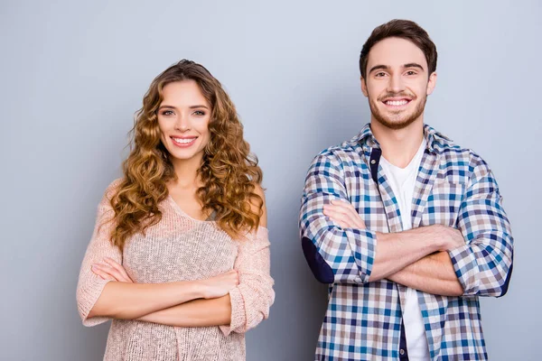 Retrato Pareja Alegre Trajes Casuales Sosteniendo Brazos Cruzados Mirando Cámara — Foto de Stock