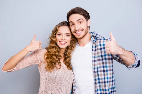 Retrato Casal Doce Bonito Roupas Casuais Gesticulando Símbolos Polegar Para — Fotografia de Stock