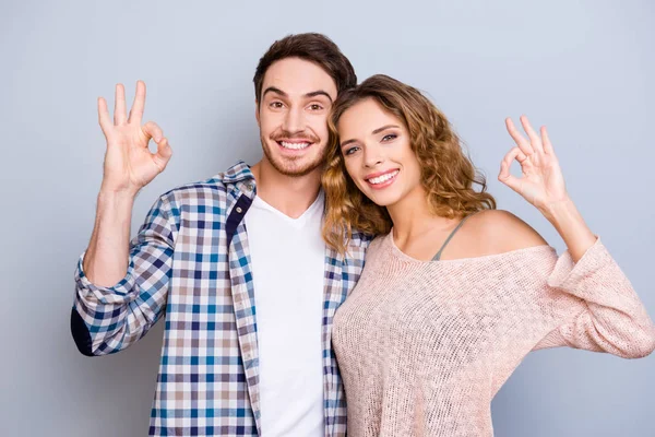 Retrato Lindo Casal Bonito Com Sorrisos Radiante Gesticulando Símbolos Com — Fotografia de Stock