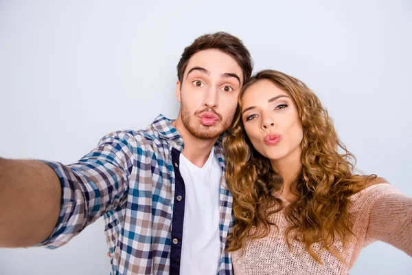 Auto Retrato Casal Engraçado Tiro Selfie Câmera Frontal Enviando Beijo — Fotografia de Stock