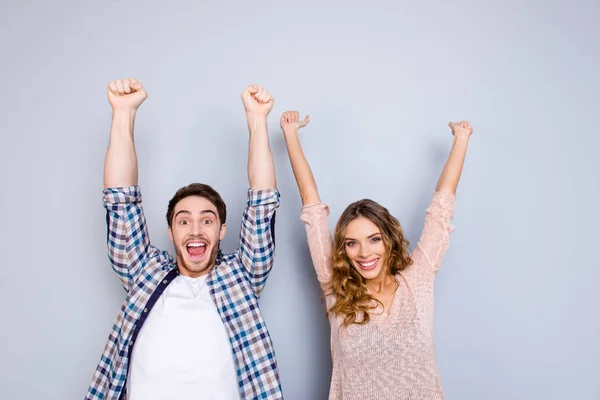 Acaba Retrato Feliz Casal Positivo Roupas Casuais Com Braços Levantados — Fotografia de Stock