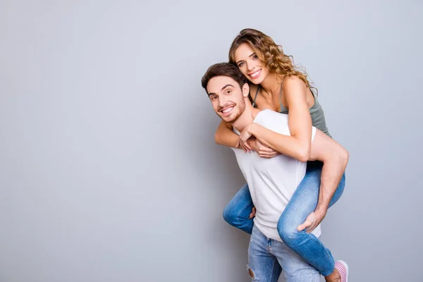 Retrato Con Copysapce Atractiva Pareja Encantadora Hombre Fuerte Que Lleva —  Fotos de Stock